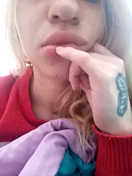 Snapshot of Alina_Lee_t chatting on October 19, 2025, 1:36 pm Alina Lee t online show from October 19, 2025, 1:36 pm