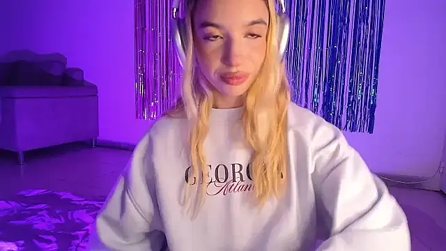 Snapshot of Alina_Lee_t chatting on October 20, 2025, 2:46 am Alina Lee t online show from October 20, 2025, 2:46 am