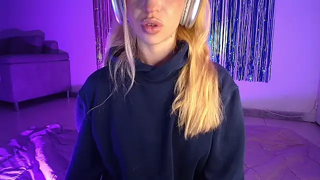 Snapshot of Alina_Lee_t chatting on October 22, 2025, 2:22 am Alina Lee t online show from October 22, 2025, 2:22 am