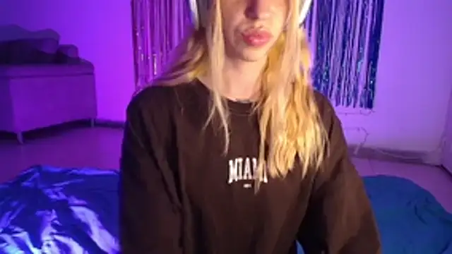 Snapshot of Alina_Lee_t chatting on October 31, 2025, 2:52 am Alina Lee t online show from October 31, 2025, 2:52 am