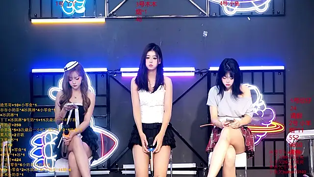 EYgirl222 online show from September 30, 2025, 8:20 am