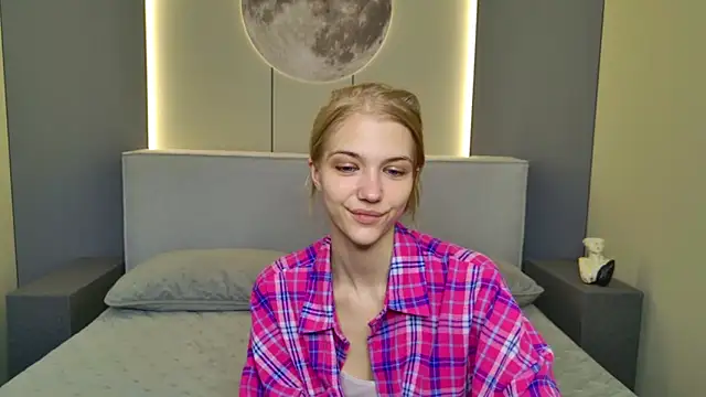 4example Chloe online show from April 4, 2026, 5:25 am