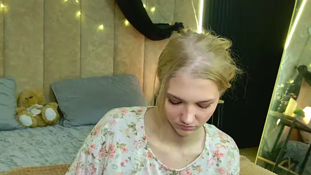 4example Chloe online show from May 16, 2026, 5:28 am