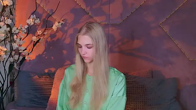 4example Chloe online show from October 8, 2025, 10:39 am