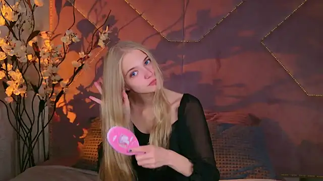 4example Chloe online show from October 1, 2025, 10:41 am