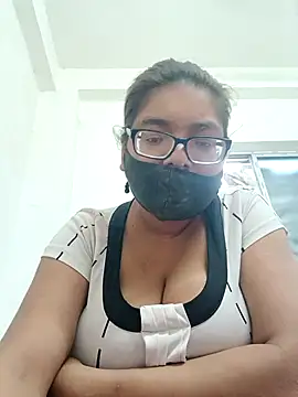 Snapshot of Elie_couple143 chatting on October 2, 2025, 8:18 am Elie couple143 online show from October 2, 2025, 8:18 am