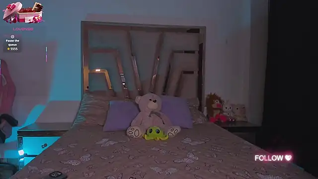 lunaarose online show from September 29, 2025, 4:19 am