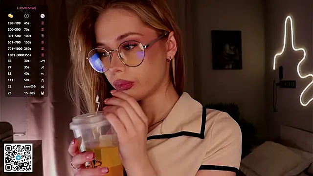 BeatrixCharton online show from October 19, 2025, 6:10 pm