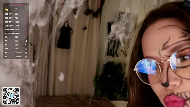 BeatrixCharton online show from October 31, 2025, 6:15 pm