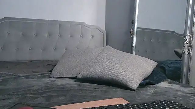 Bunnyela1 online show from April 18, 2026, 6:54 pm