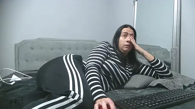 Snapshot of Bunnyela1 chatting on January 7, 2026, 9:47 am Bunnyela1 online show from January 7, 2026, 9:47 am