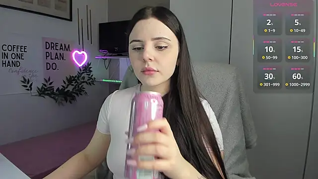 LiaWoow online show from December 19, 2025, 7:44 am