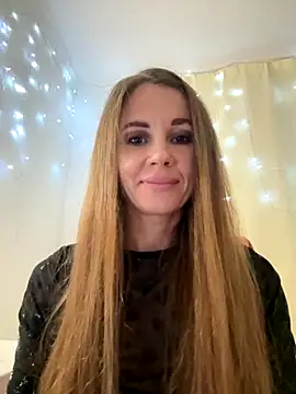 LucieMack online show from October 17, 2025, 8:32 pm