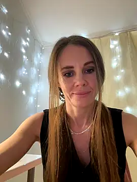 LucieMack online show from September 30, 2025, 7:09 pm