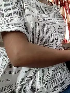 Snapshot of Ruhi_07 chatting on October 9, 2025, 4:02 am Ruhi 07 online show from October 9, 2025, 4:02 am