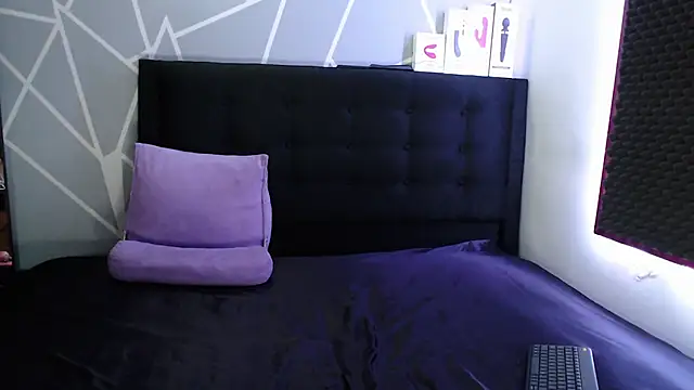 karlamoon23 online show from September 28, 2025, 8:38 pm