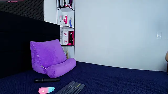 karlamoon23 online show from April 9, 2026, 8:26 pm