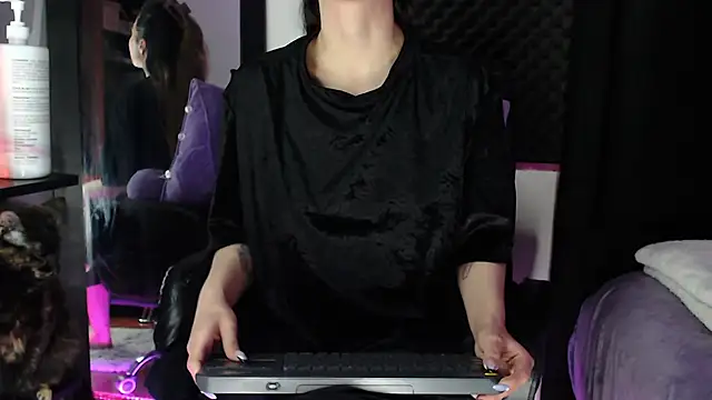 Snapshot of karlamoon23 chatting on November 20, 2025, 6:30 pm karlamoon23 online show from November 20, 2025, 6:30 pm