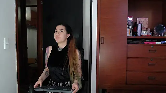 karlamoon23 online show from September 22, 2025, 10:38 pm