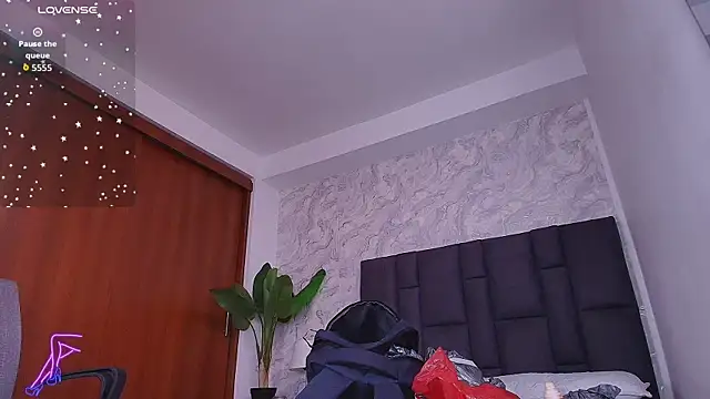 Snapshot of mishell- chatting on October 10, 2025, 7:04 pm mishell- online show from October 10, 2025, 7:04 pm