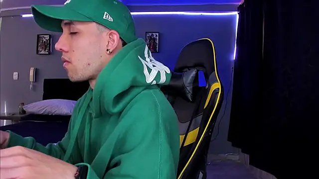 Snapshot of alexgiraldo__ chatting on October 15, 2025, 12:46 pm alexgiraldo online show from October 15, 2025, 12:46 pm