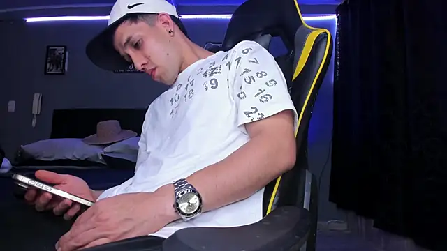 Snapshot of alexgiraldo__ chatting on October 5, 2025, 10:11 pm alexgiraldo online show from October 5, 2025, 10:11 pm