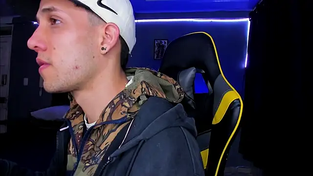 Snapshot of alexgiraldo__ chatting on October 14, 2025, 11:00 am alexgiraldo online show from October 14, 2025, 11:00 am