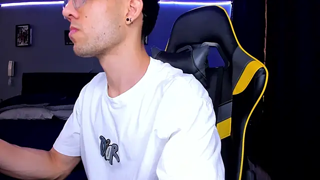 Snapshot of alexgiraldo__ chatting on September 24, 2025, 2:34 pm alexgiraldo online show from September 24, 2025, 2:34 pm