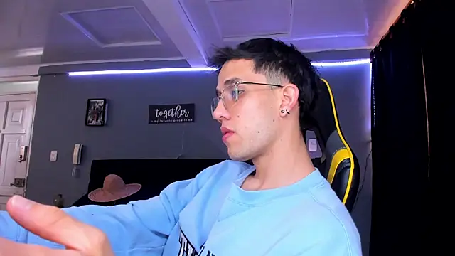 Snapshot of alexgiraldo__ chatting on October 1, 2025, 3:49 pm alexgiraldo online show from October 1, 2025, 3:49 pm