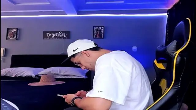 Snapshot of alexgiraldo__ chatting on October 9, 2025, 1:22 pm alexgiraldo online show from October 9, 2025, 1:22 pm