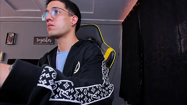 Snapshot of alexgiraldo__ chatting on October 25, 2025, 12:17 pm alexgiraldo online show from October 25, 2025, 12:17 pm