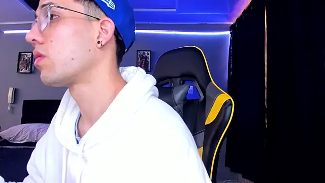 Snapshot of alexgiraldo__ chatting on October 4, 2025, 1:23 pm alexgiraldo online show from October 4, 2025, 1:23 pm