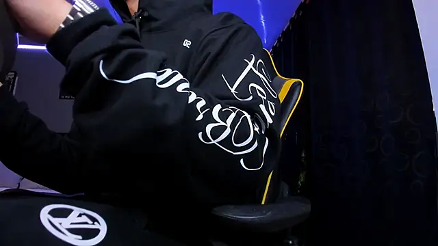 alexgiraldo   online show from December 4, 2025, 12:26 pm