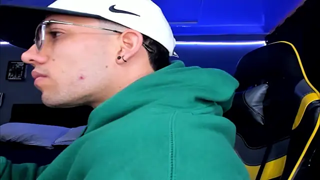 Snapshot of alexgiraldo__ chatting on October 10, 2025, 12:28 pm alexgiraldo online show from October 10, 2025, 12:28 pm