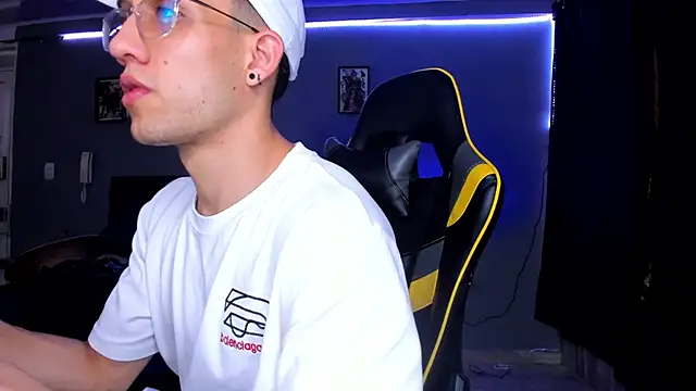 Snapshot of alexgiraldo__ chatting on September 27, 2025, 8:48 pm alexgiraldo online show from September 27, 2025, 8:48 pm