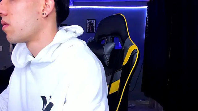 Snapshot of alexgiraldo__ chatting on September 18, 2025, 12:08 pm alexgiraldo online show from September 18, 2025, 12:08 pm