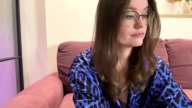 mia shine bright wow online show from October 3, 2025, 5:31 am