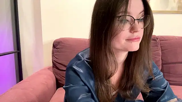 mia shine bright wow online show from September 30, 2025, 4:40 am