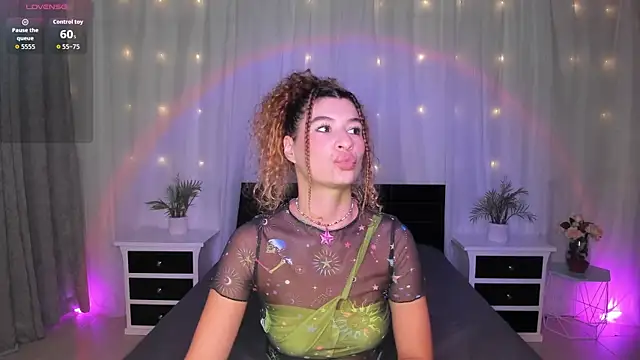 Snapshot of Evolet_Bee chatting on December 1, 2025, 1:23 pm Evolet Bee online show from December 1, 2025, 1:23 pm