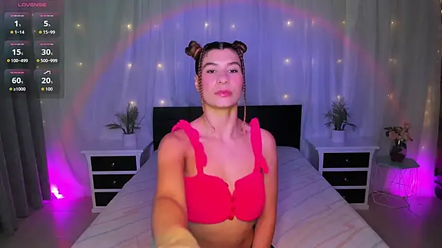 Snapshot of Evolet_Bee chatting on November 4, 2025, 1:37 pm Evolet Bee online show from November 4, 2025, 1:37 pm