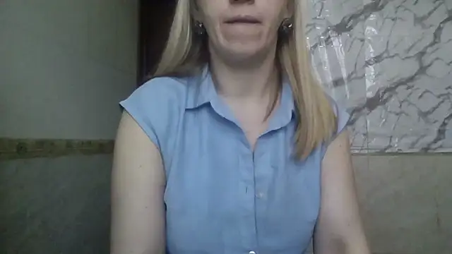 Snapshot of MiyaHottie chatting on February 16, 2026, 4:33 am MiyaHottie online show from February 16, 2026, 4:33 am