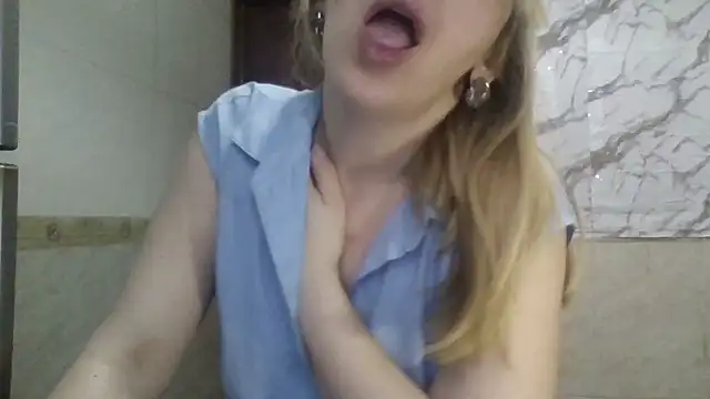 Snapshot of MiyaHottie chatting on February 15, 2026, 2:45 am MiyaHottie online show from February 15, 2026, 2:45 am