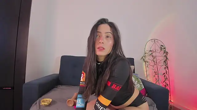 mishelkrave  online show from June 5, 2026, 10:15 pm
