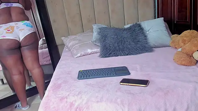 Snapshot of AriaGreenn chatting on October 7, 2025, 12:06 pm AriaGreenn online show from October 7, 2025, 12:06 pm