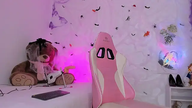 Snapshot of Nataly_evans18 chatting on October 22, 2025, 6:57 am Nataly evans18 online show from October 22, 2025, 6:57 am