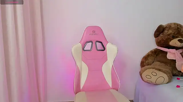 Snapshot of Nataly_evans18 chatting on October 4, 2025, 5:53 am Nataly evans18 online show from October 4, 2025, 5:53 am