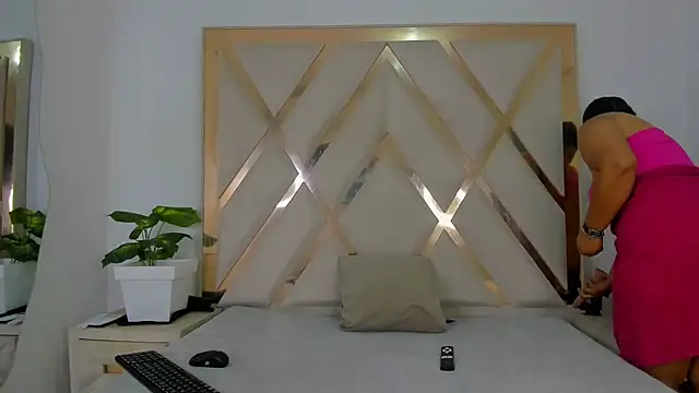 arielasm online show from March 5, 2026, 12:02 pm