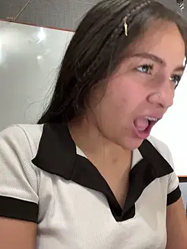 Alyha Cortes online show from September 19, 2025, 1:59 pm