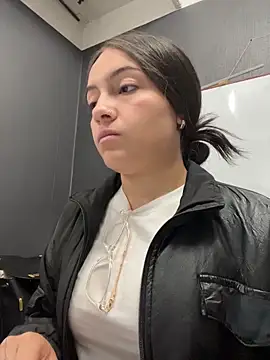 Alyha Cortes online show from February 18, 2026, 1:29 pm