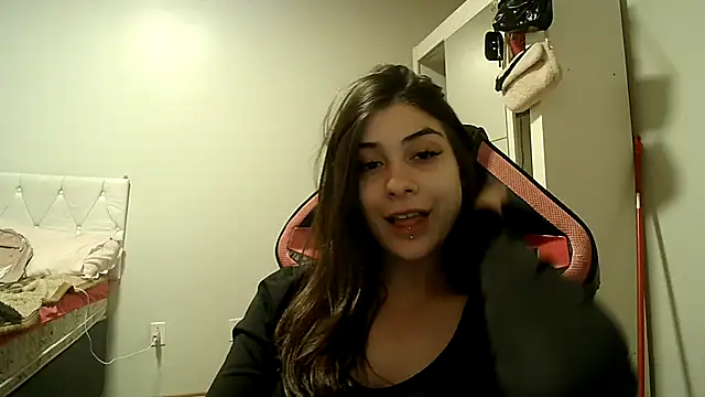 Snapshot of Becca_B chatting on October 21, 2025, 9:14 pm Becca B online show from October 21, 2025, 9:14 pm